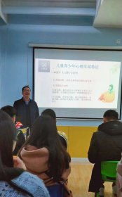 英語系教師黃燕萍 跨界融合心理學(xué)，以專業(yè)服務(wù)回饋社會